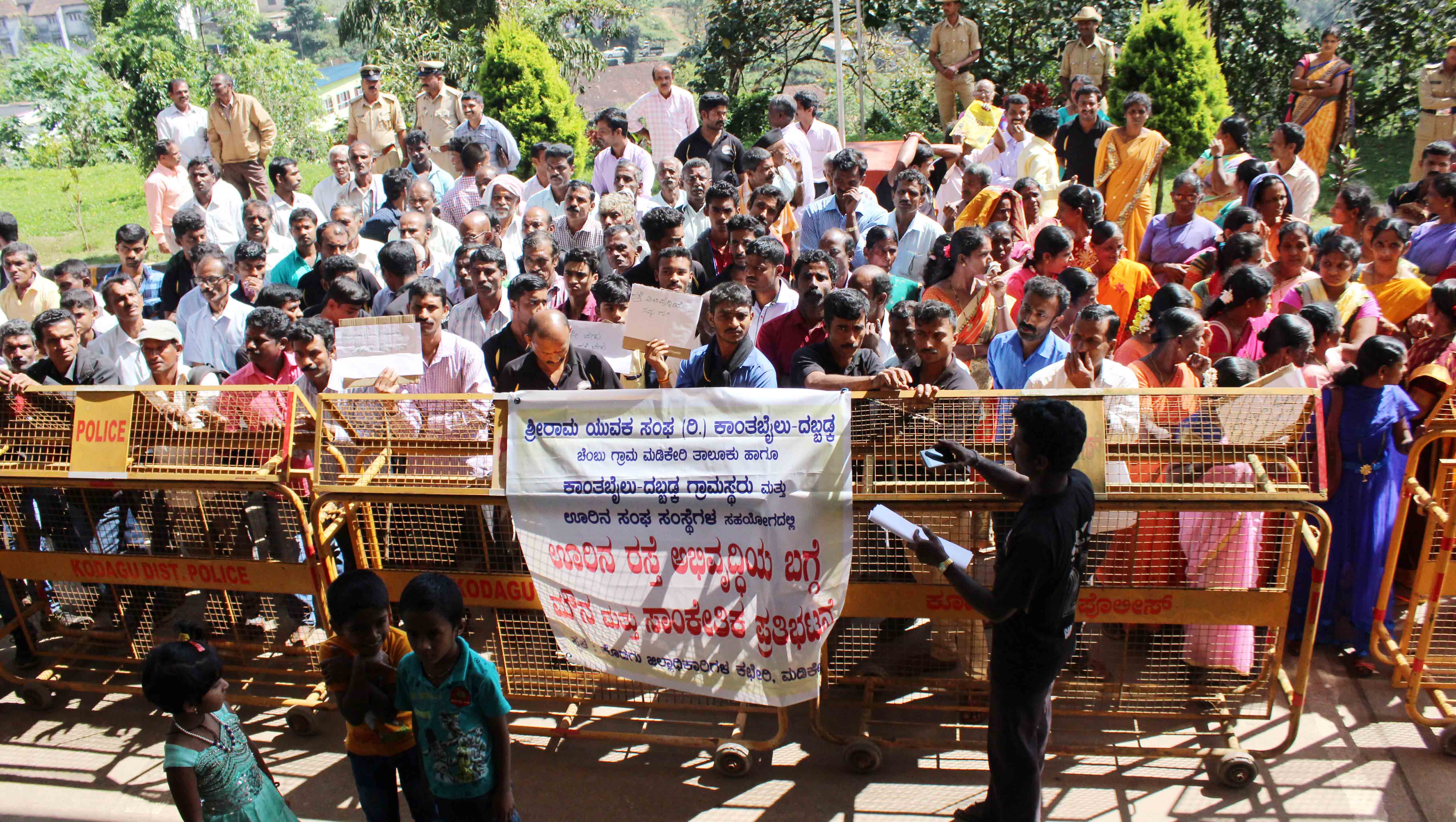 ಕಲ್ಲುಗುಂಡಿ-ದಬ್ಬಡ್ಕ ರಸ್ತೆ ಕಾಮಗಾರಿಗೆ ಆಗ್ರಹ: ಗ್ರಾಮಸ್ಥರಿಂದ ಪ್ರತಿಭಟನೆ